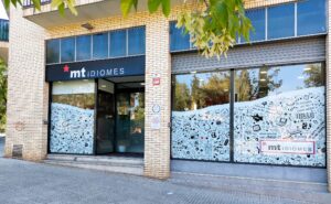 Diseño renovado en la fachada de MT Idiomes Ripollet.