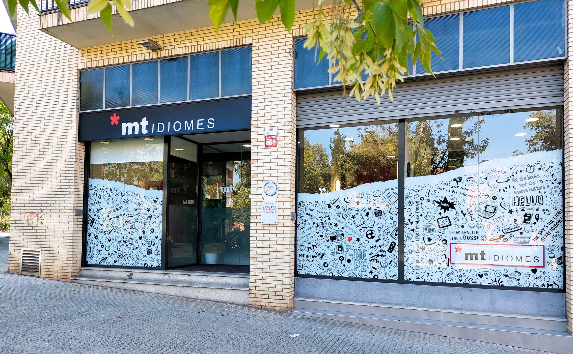 Diseño renovado en la fachada de MT Idiomes Ripollet.