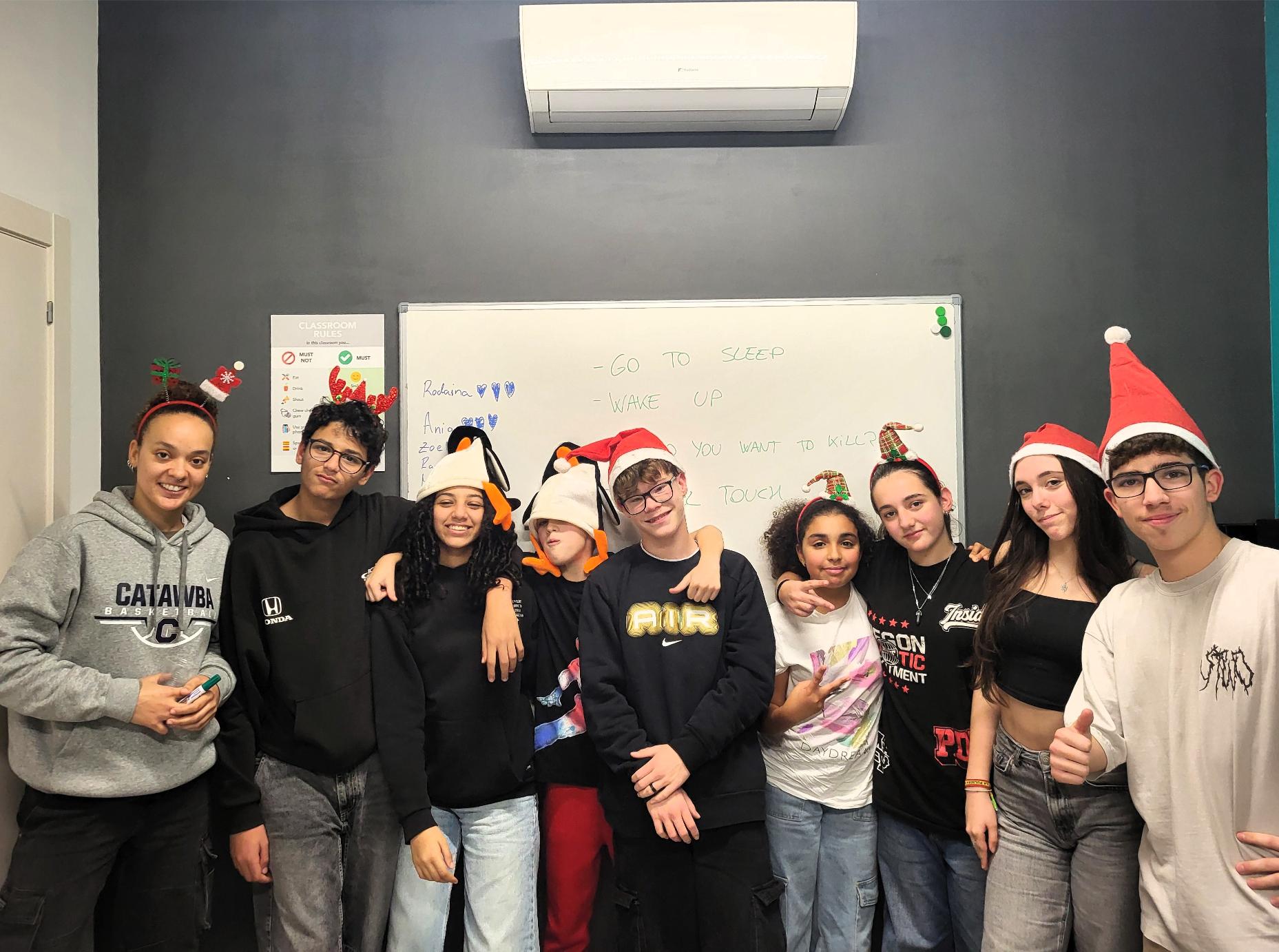 Grupo de alumnos disfrutando de una clase de inglés navideña en MT Idiomes Cerdanyola