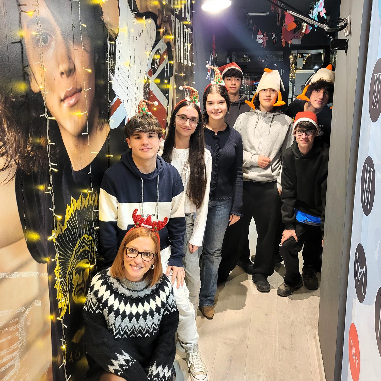 Grupo de alumnos disfrutando de una clase de inglés navideña en MT Idiomes Cerdanyola