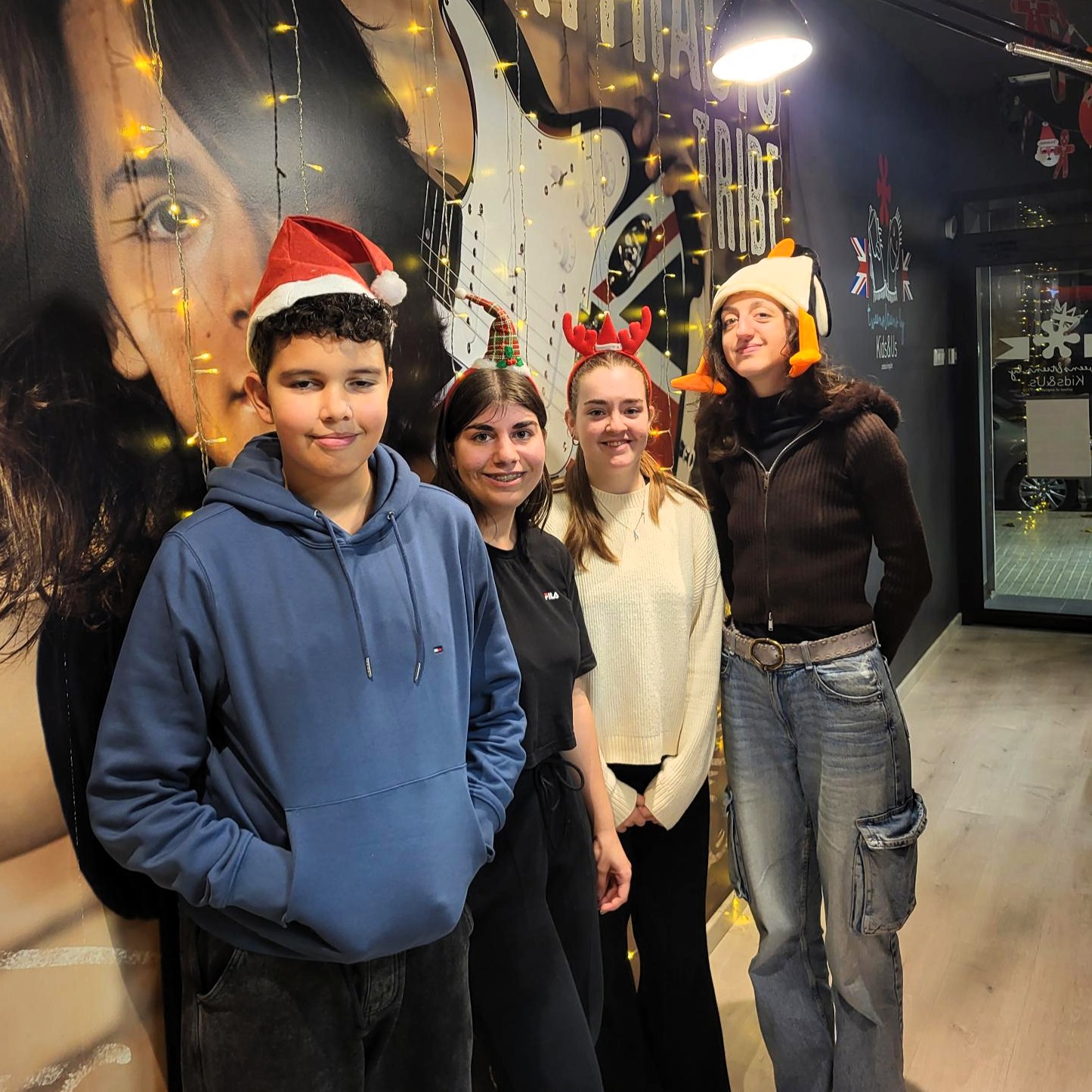 Grupo de alumnos disfrutando de una clase de inglés navideña en MT Idiomes Cerdanyola