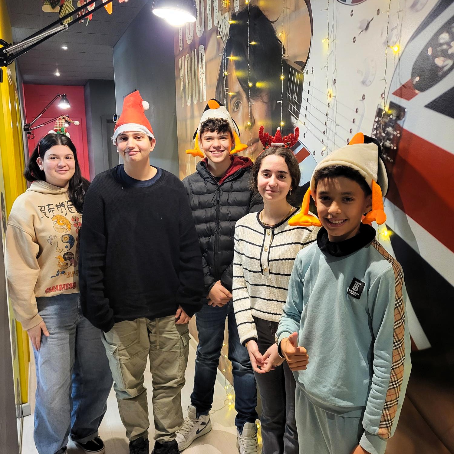Grupo de alumnos disfrutando de una clase de inglés navideña en MT Idiomes Cerdanyola