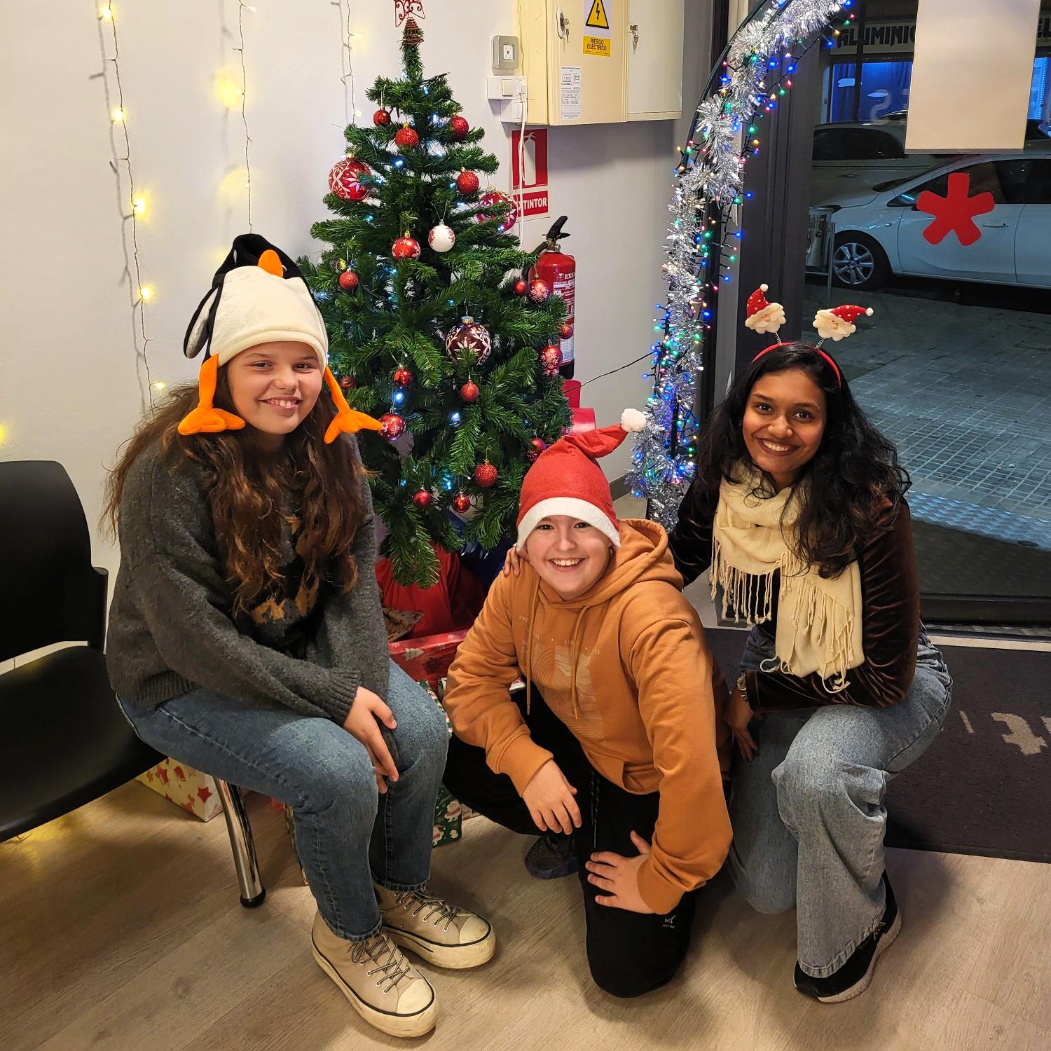 Estudiantes de MT Idiomes aprendiendo inglés Cerdanyola con actividades de Navidad