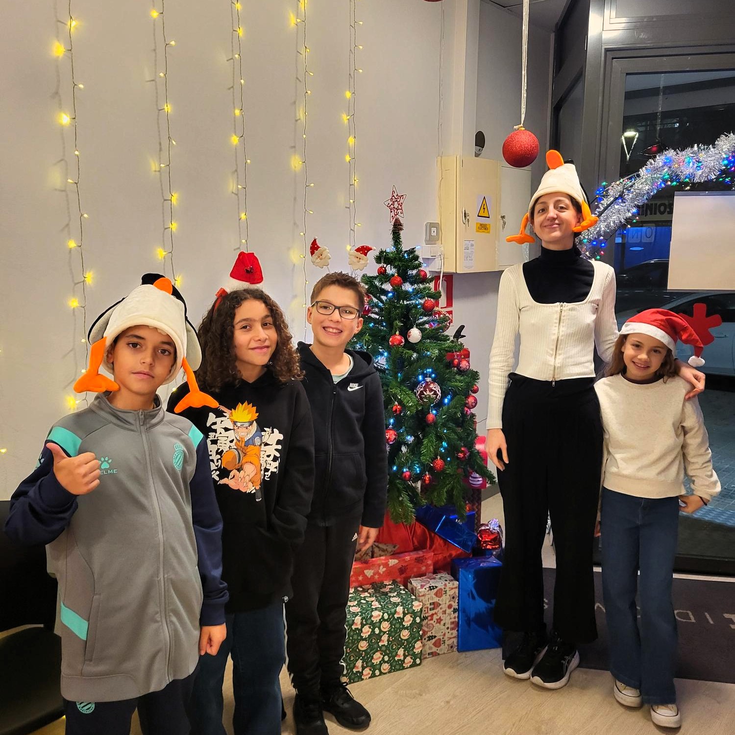 Estudiantes de MT Idiomes aprendiendo inglés Cerdanyola con actividades de Navidad