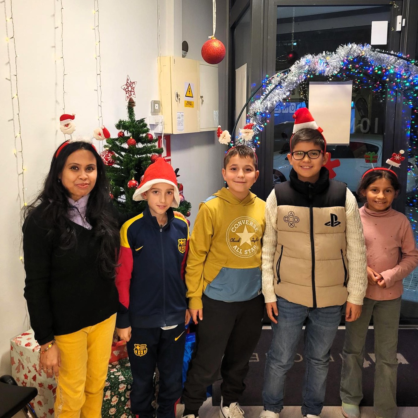 Estudiantes de MT Idiomes aprendiendo inglés Cerdanyola con actividades de Navidad