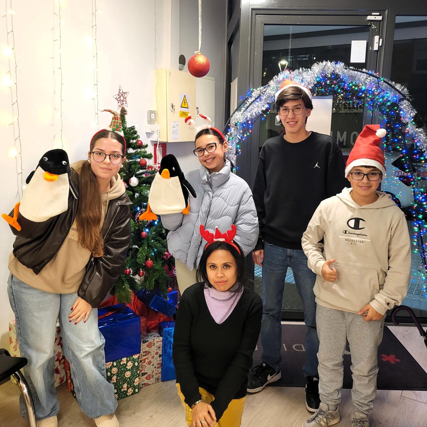 Estudiantes de MT Idiomes aprendiendo inglés Cerdanyola con actividades de Navidad
