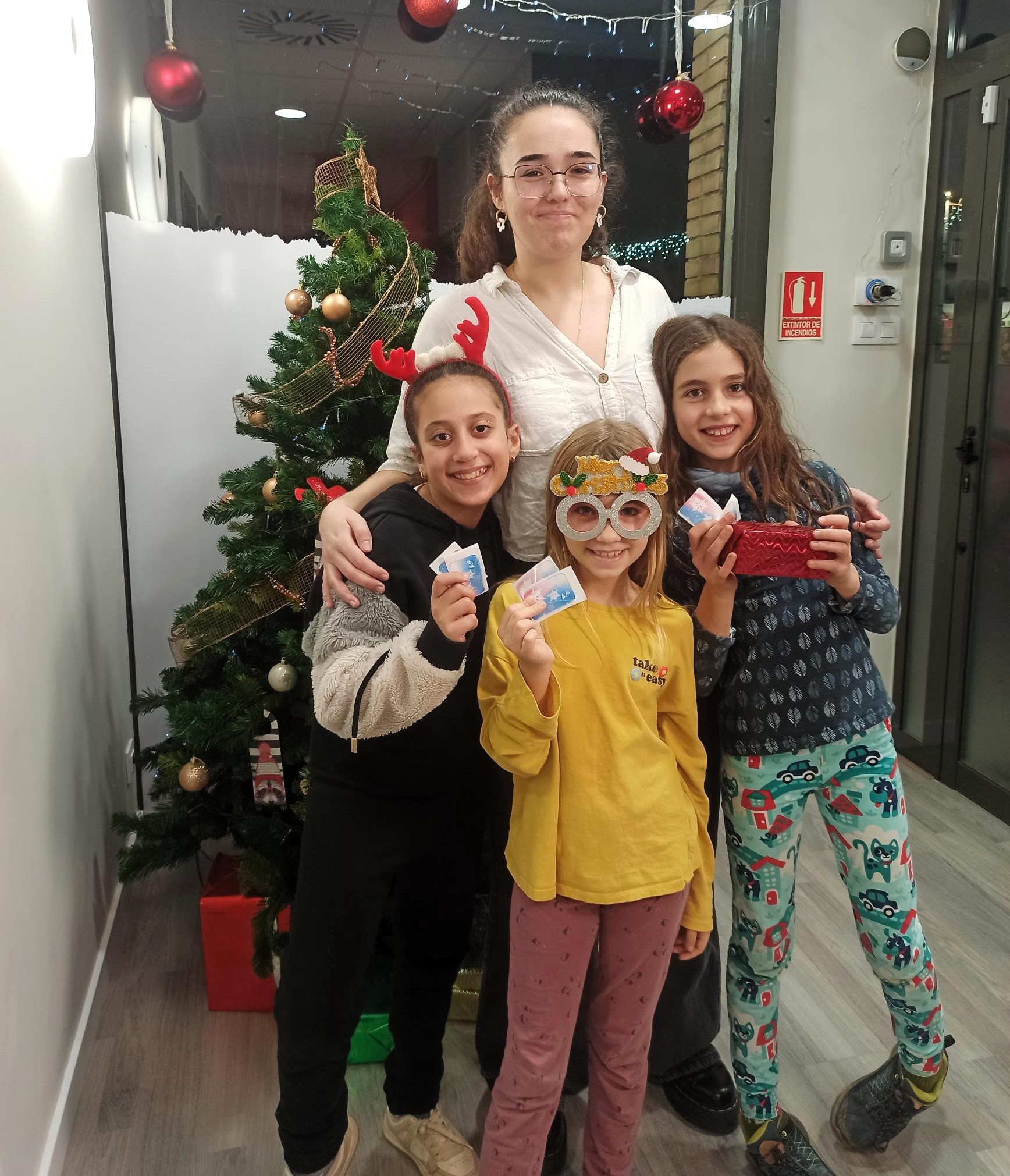 Niños y jóvenes participando en actividades navideñas en inglés en MT Idiomes