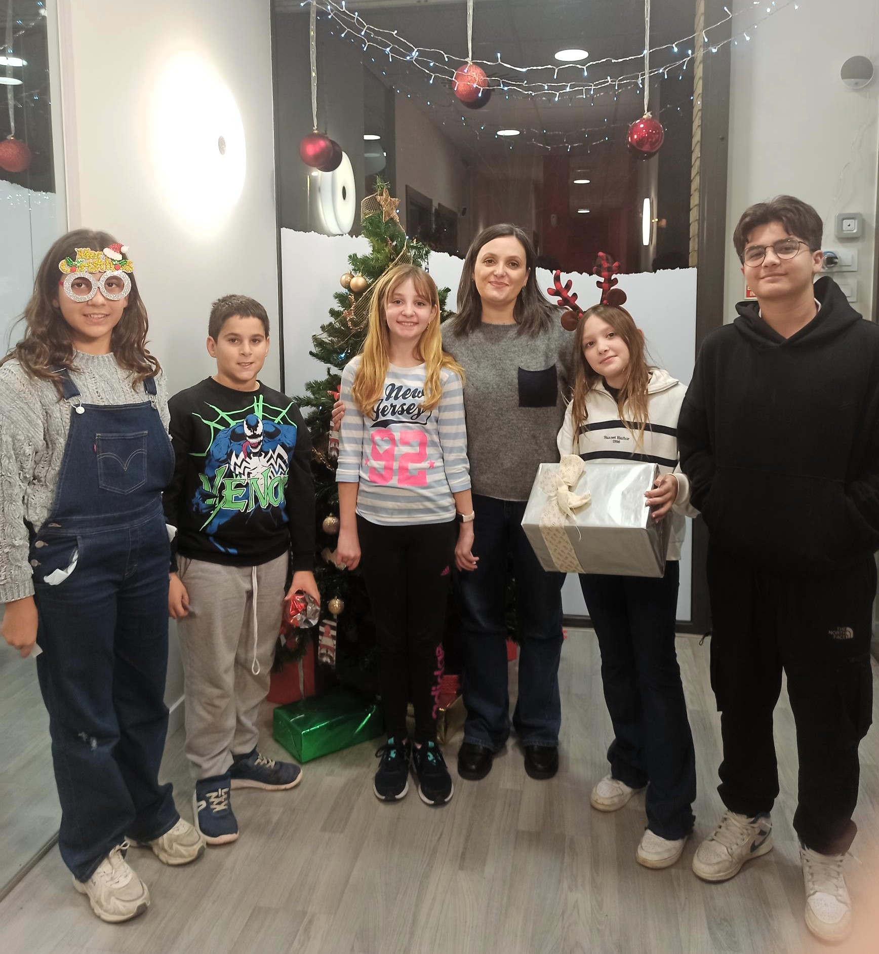Niños y jóvenes participando en actividades navideñas en inglés en MT Idiomes