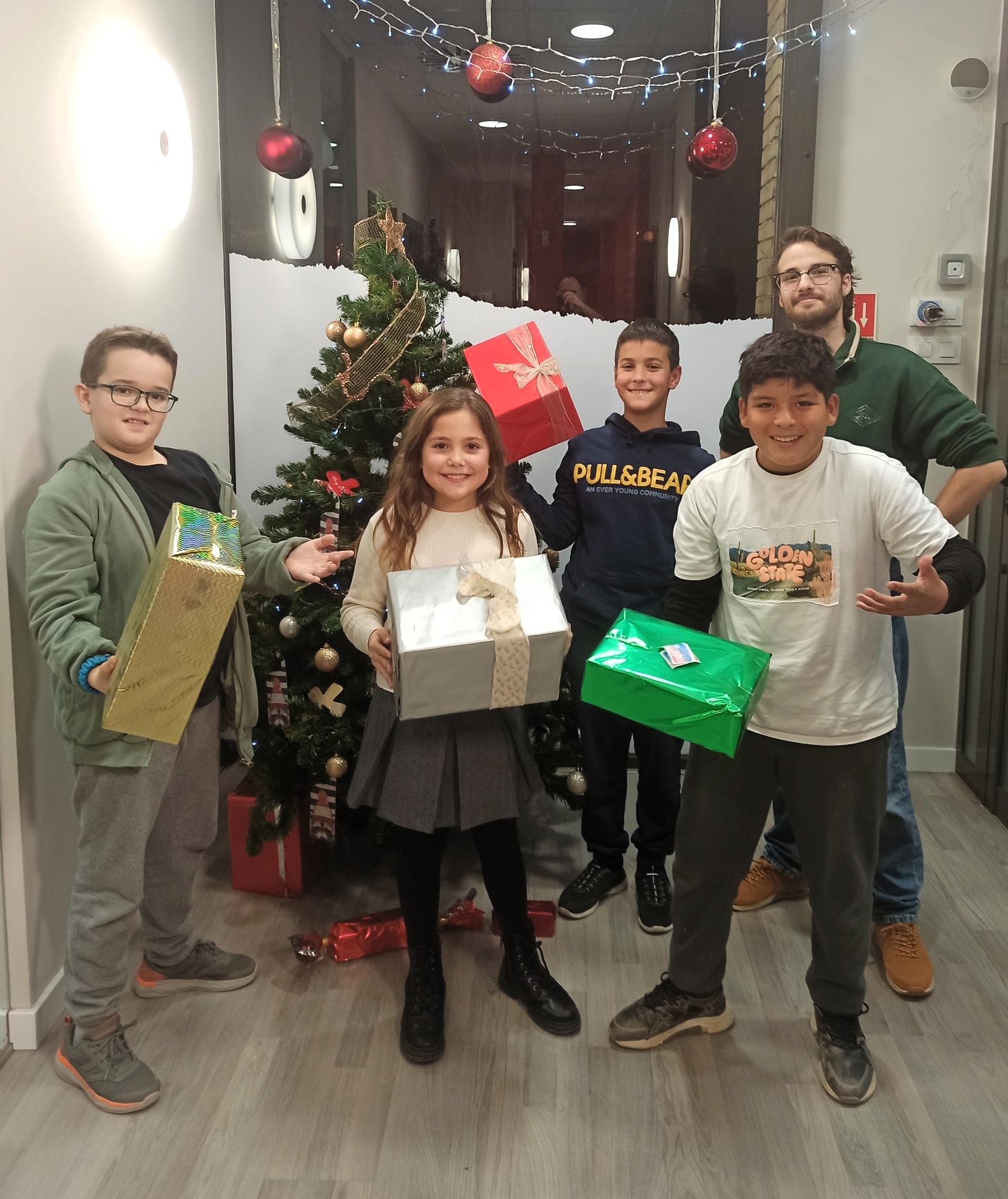 Niños y jóvenes participando en actividades navideñas en inglés en MT Idiomes