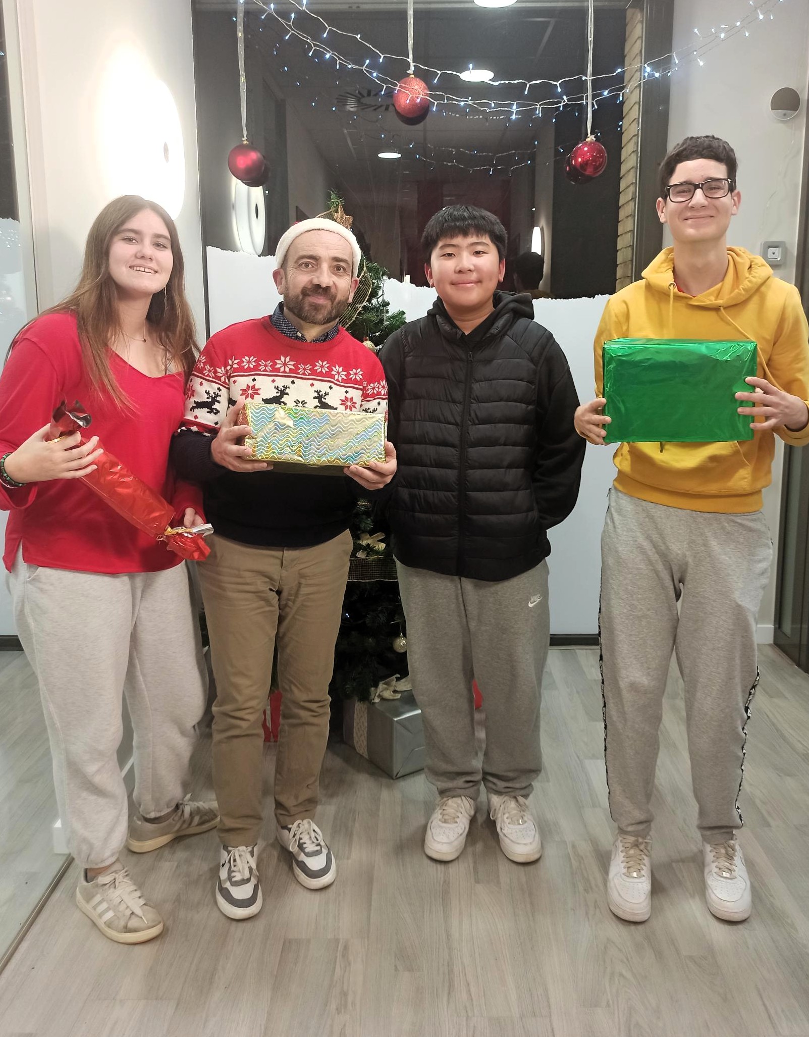 Grupo de alumnos disfrutando de una clase de inglés navideña en MT Idiomes