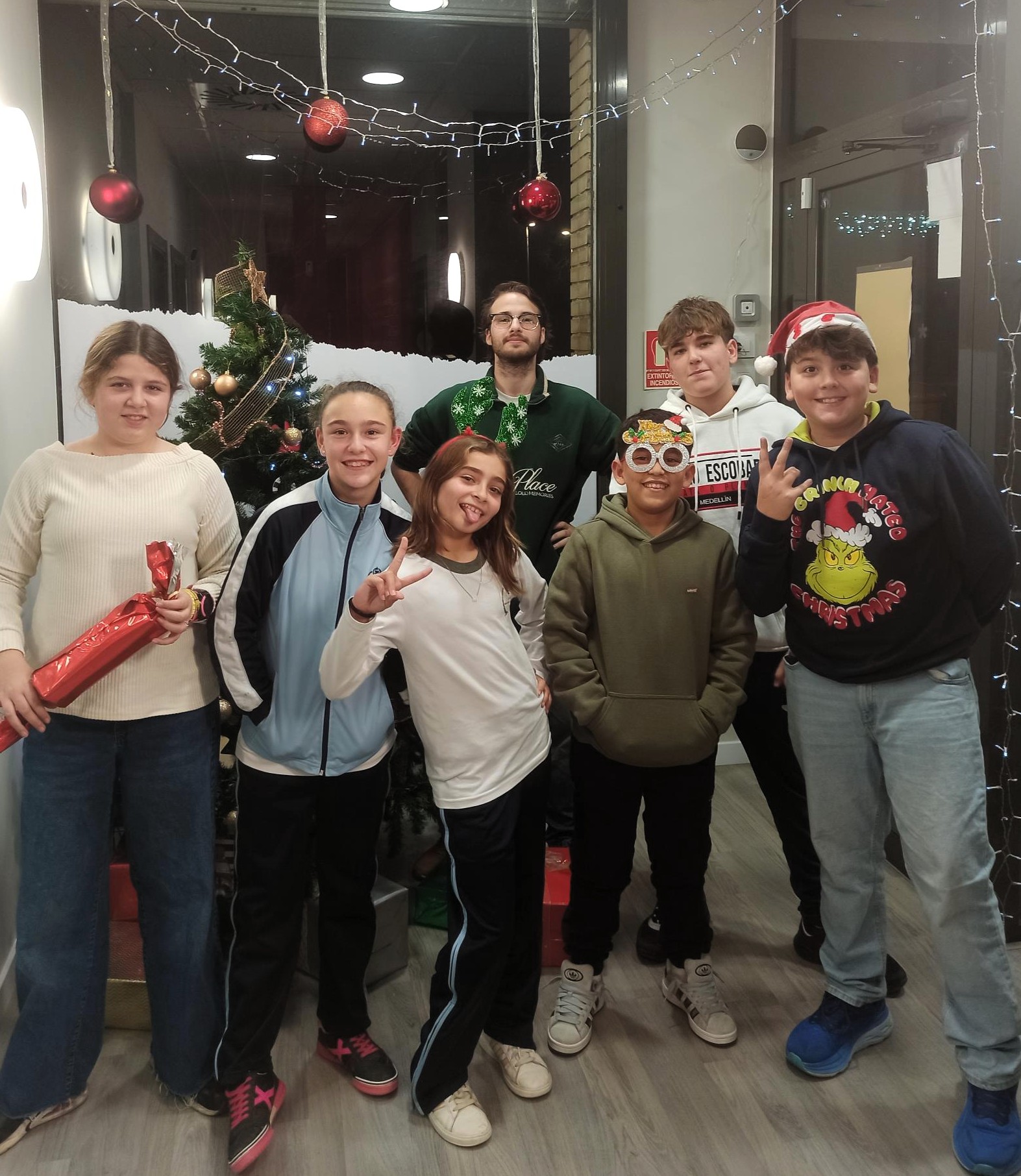 Grupo de alumnos disfrutando de una clase de inglés navideña en MT Idiomes