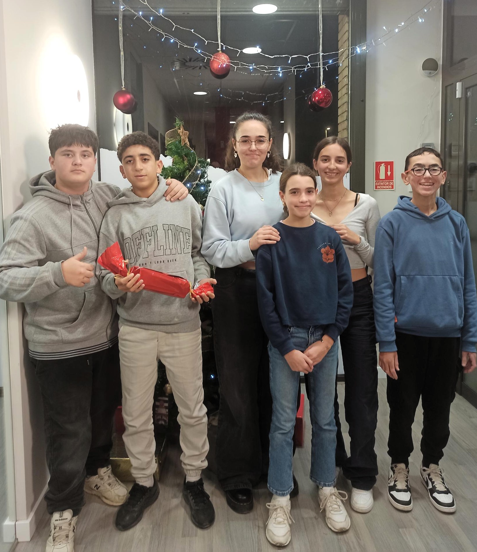 Grupo de alumnos disfrutando de una clase de inglés navideña en MT Idiomes