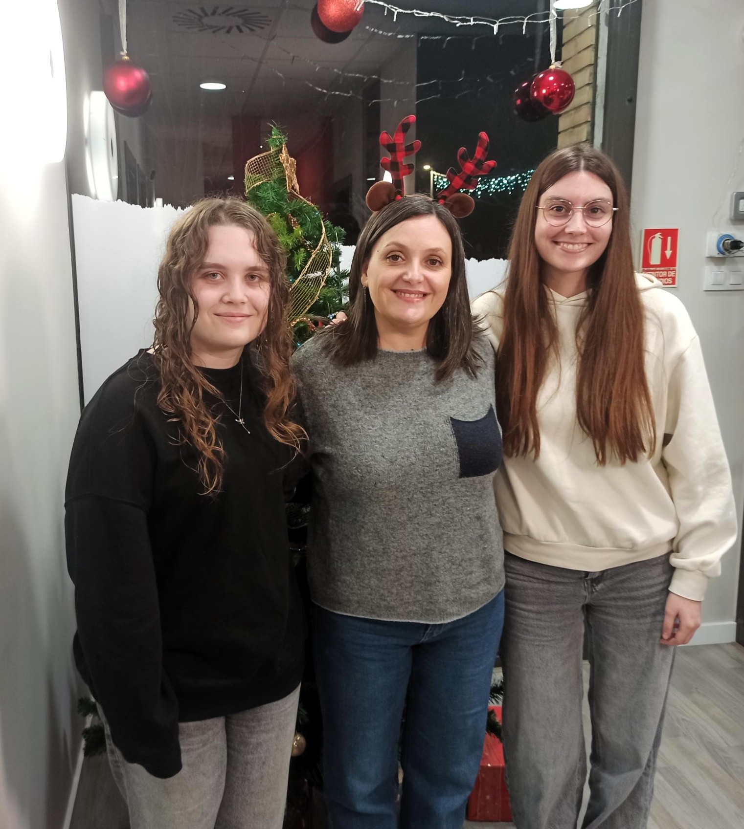 Grupo de alumnos disfrutando de una clase de inglés navideña en MT Idiomes