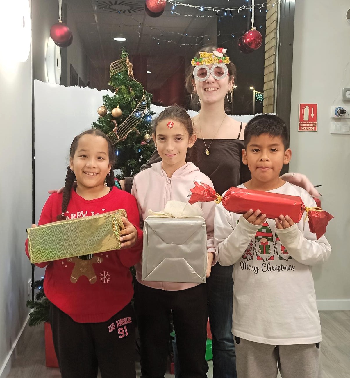 Estudiantes de MT Idiomes aprendiendo inglés con actividades de Navidad