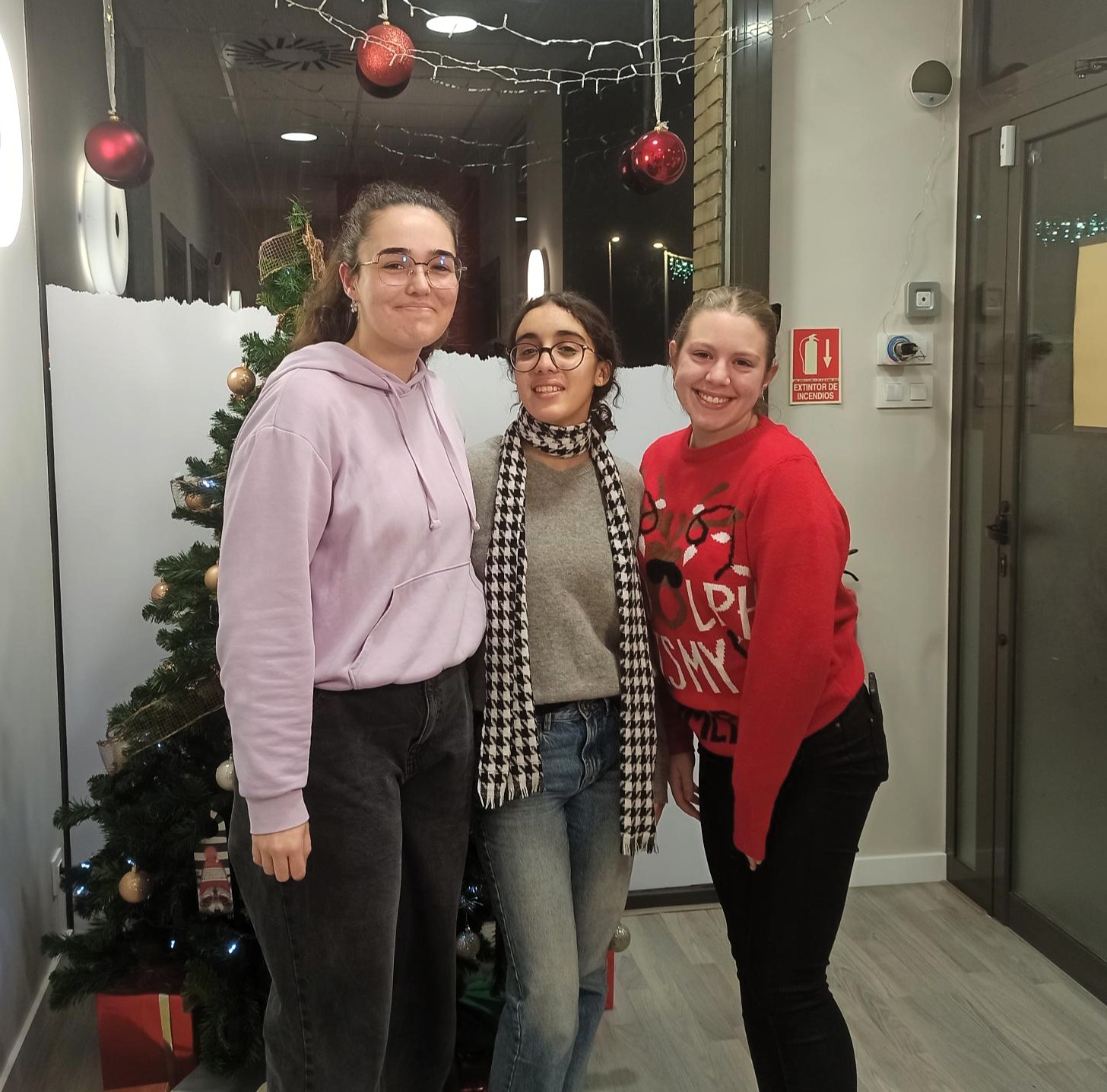 Estudiantes de MT Idiomes aprendiendo inglés con actividades de Navidad