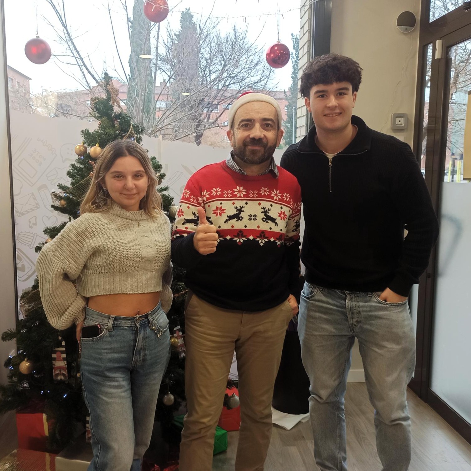 Alumnos de MT Idiomes realizando actividades de Navidad en inglés