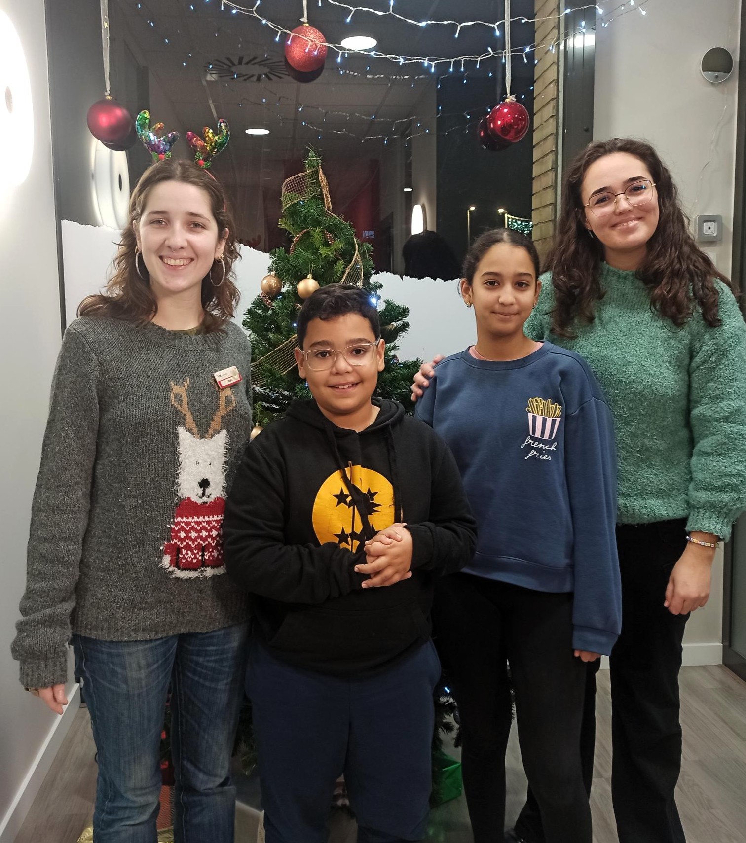 Alumnos de MT Idiomes realizando actividades de Navidad en inglés