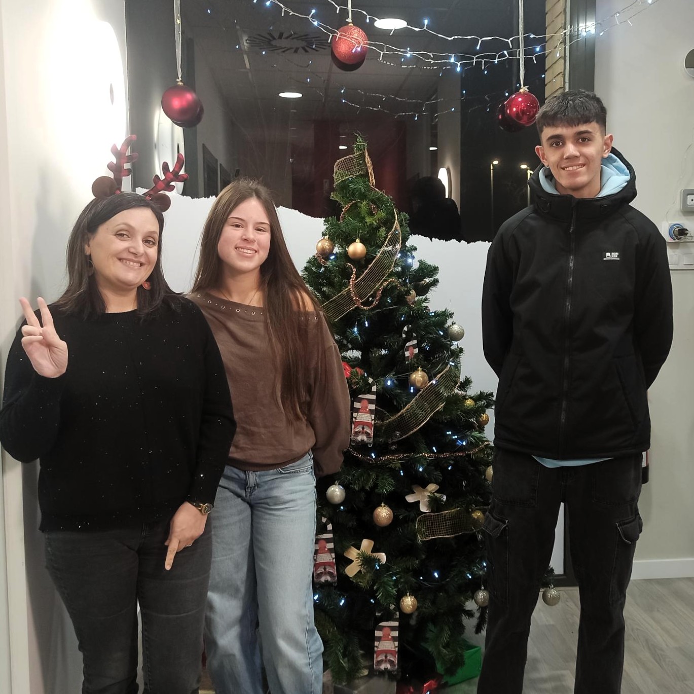 Alumnos de MT Idiomes realizando actividades de Navidad en inglés