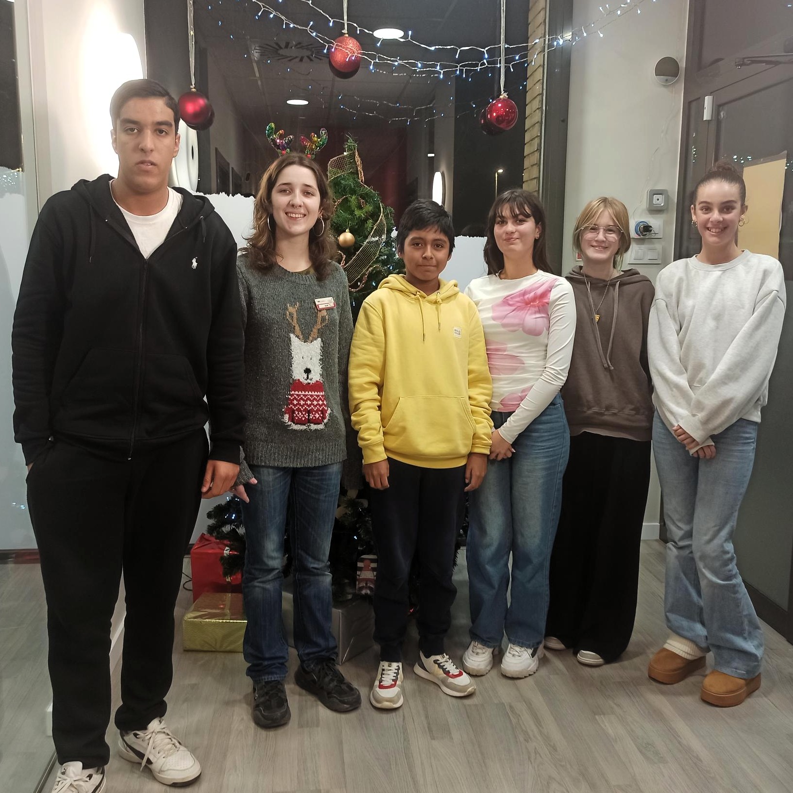 Niños celebrando la Navidad en clase de inglés en MT Idiomes