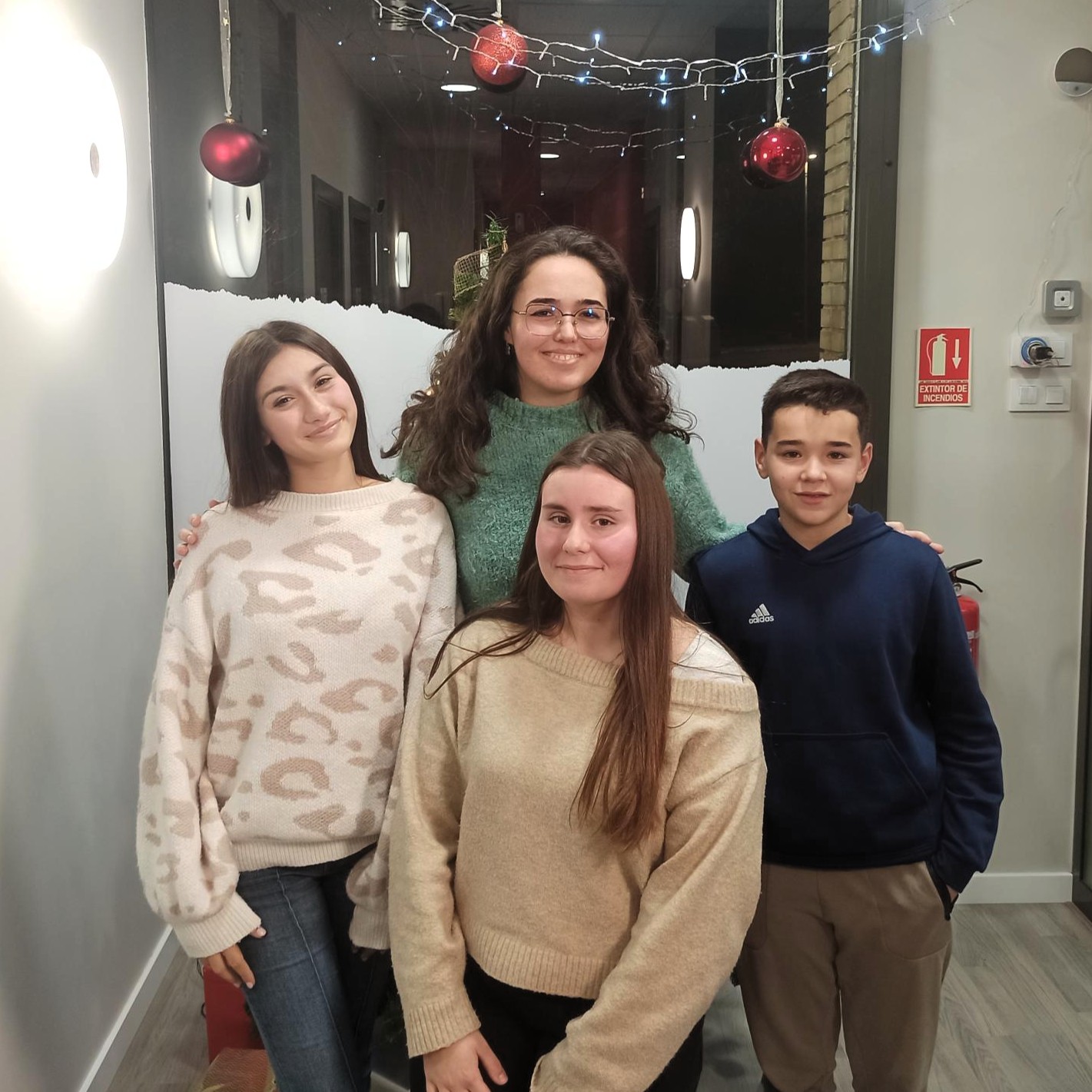 Niños celebrando la Navidad en clase de inglés en MT Idiomes