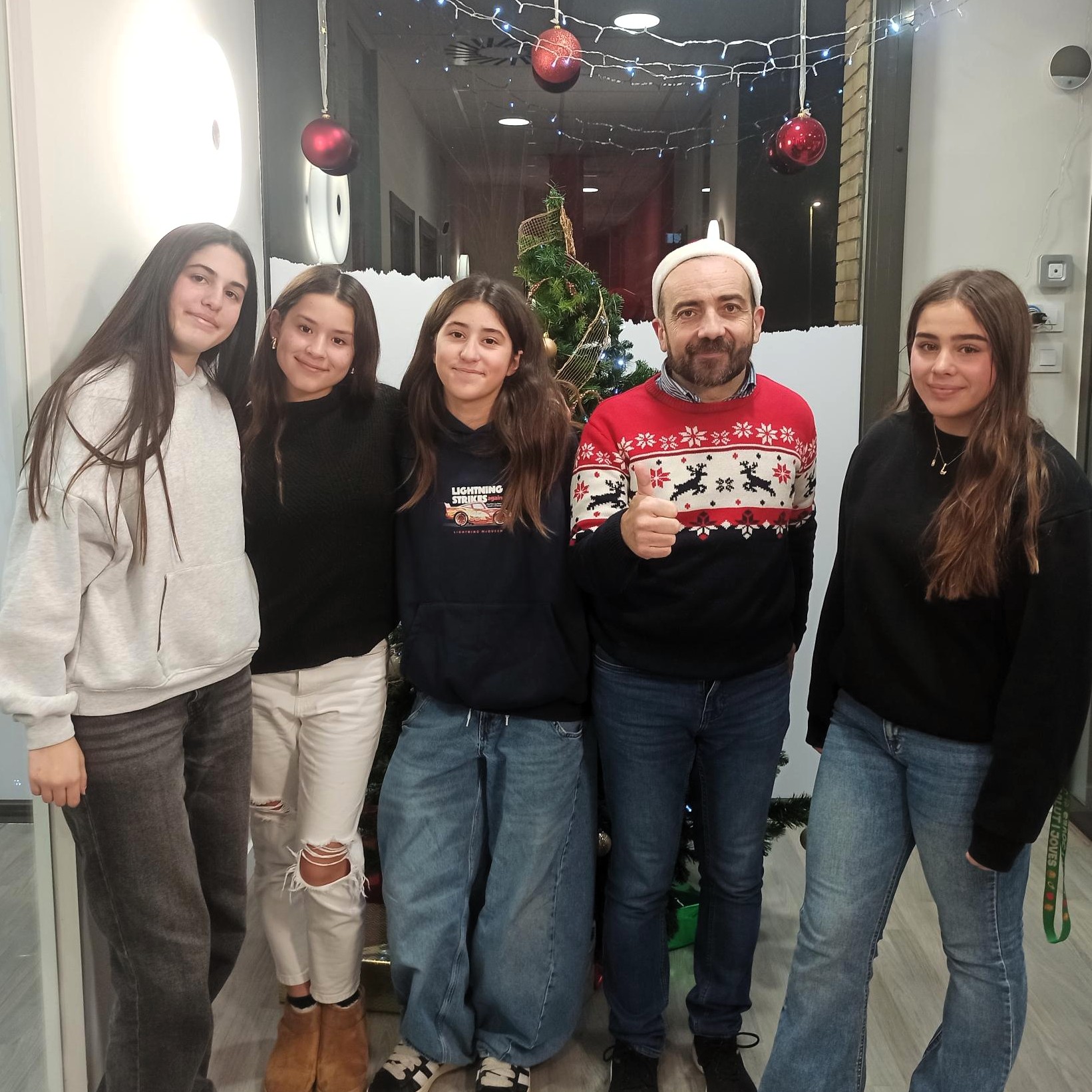 Niños celebrando la Navidad en clase de inglés en MT Idiomes