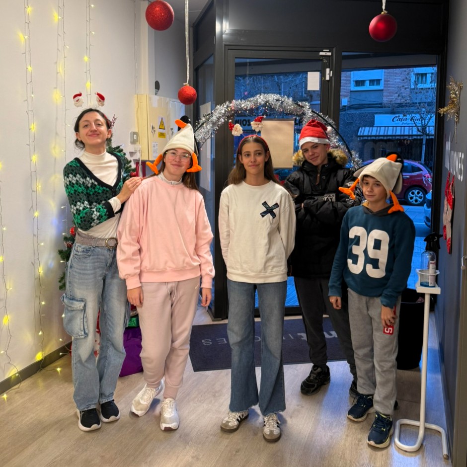 Alumnos de MT Idiomes Cerdanyola realizando actividades de Navidad en inglés