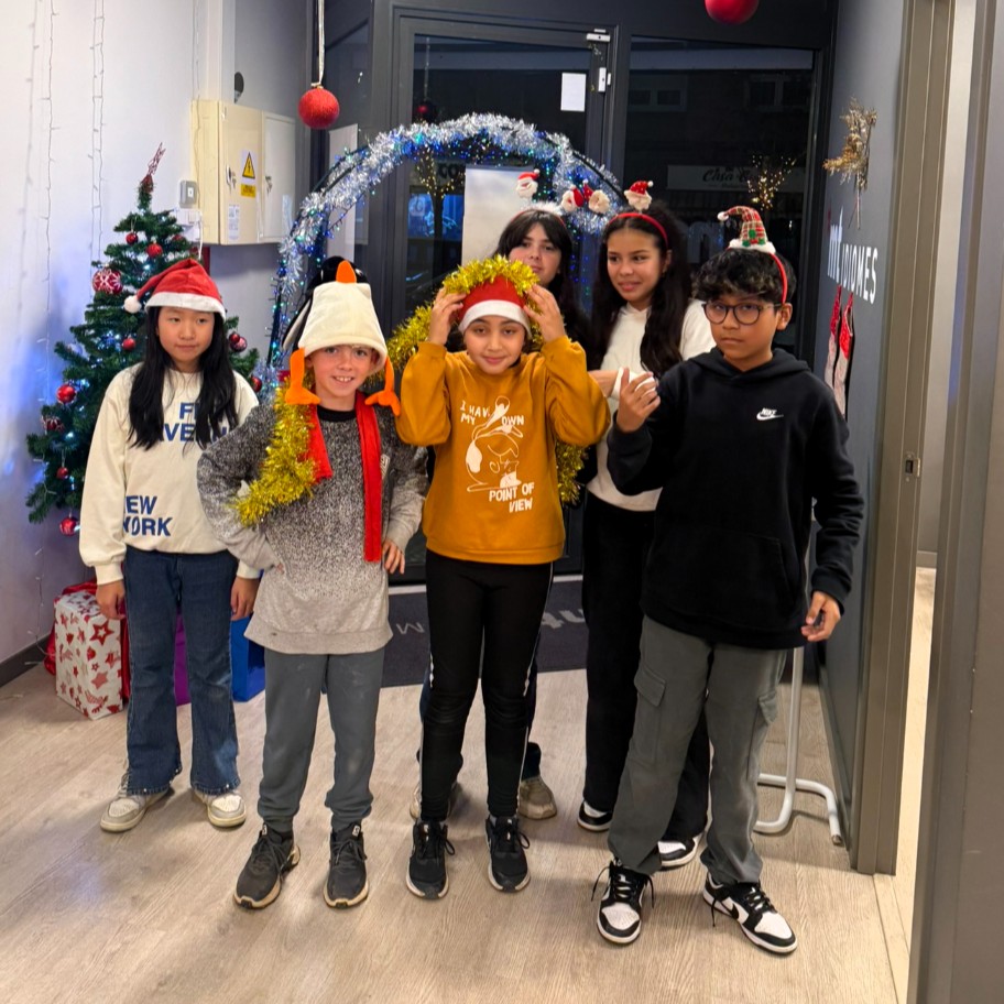 Alumnos de MT Idiomes Cerdanyola realizando actividades de Navidad en inglés