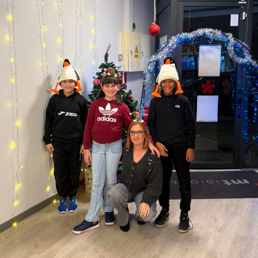 Alumnos de MT Idiomes Cerdanyola realizando actividades de Navidad en inglés