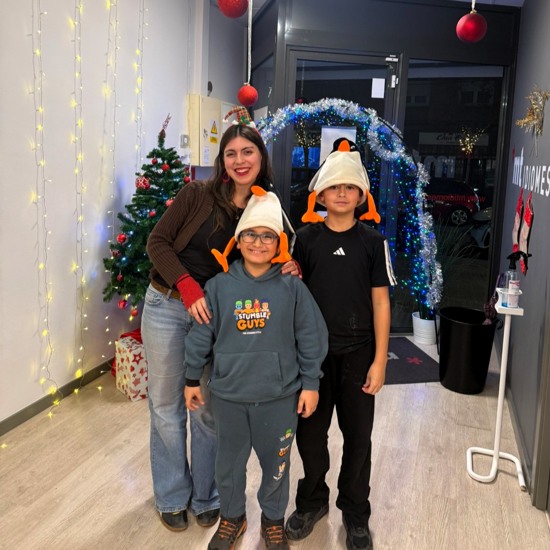 Alumnos de MT Idiomes Cerdanyola realizando actividades de Navidad en inglés
