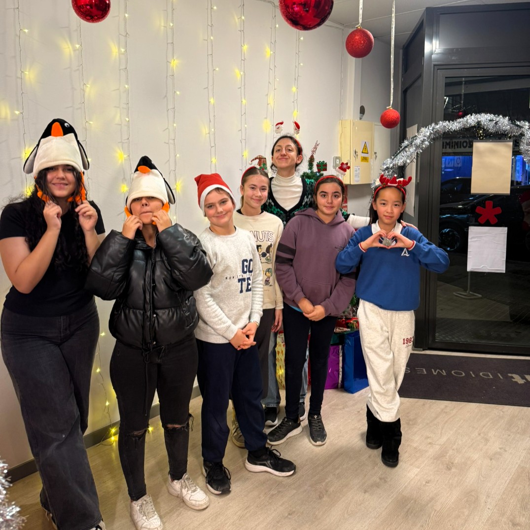 Alumnos de MT Idiomes Cerdanyola realizando actividades de Navidad en inglés