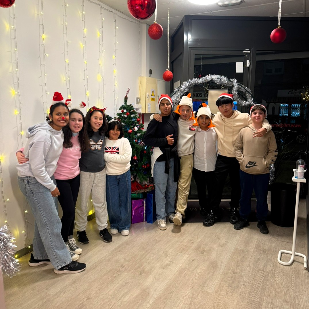 Niños celebrando la Navidad en clase de inglés en MT Idiomes Cerdanyola