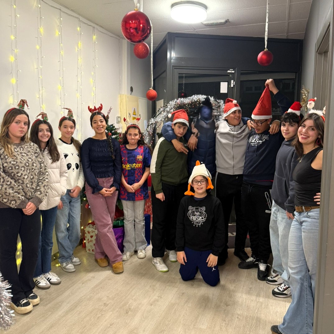 Niños celebrando la Navidad en clase de inglés en MT Idiomes Cerdanyola