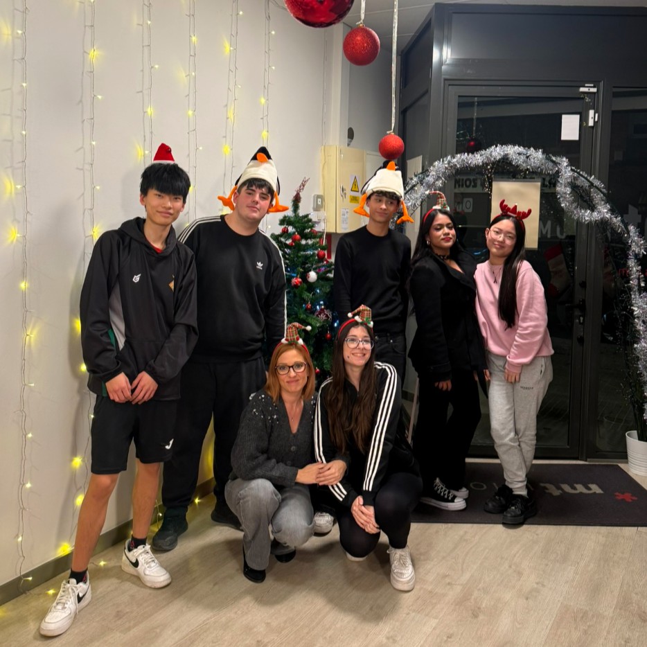 Niños celebrando la Navidad en clase de inglés en MT Idiomes Cerdanyola