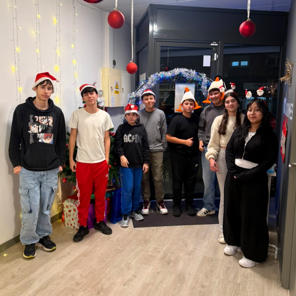 Niños celebrando la Navidad en clase de inglés en MT Idiomes Cerdanyola