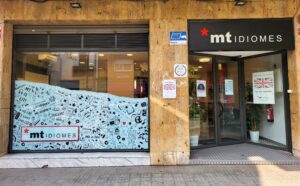 Fachada de la academia MT Idiomes Cerdanyola con el nuevo diseño visual