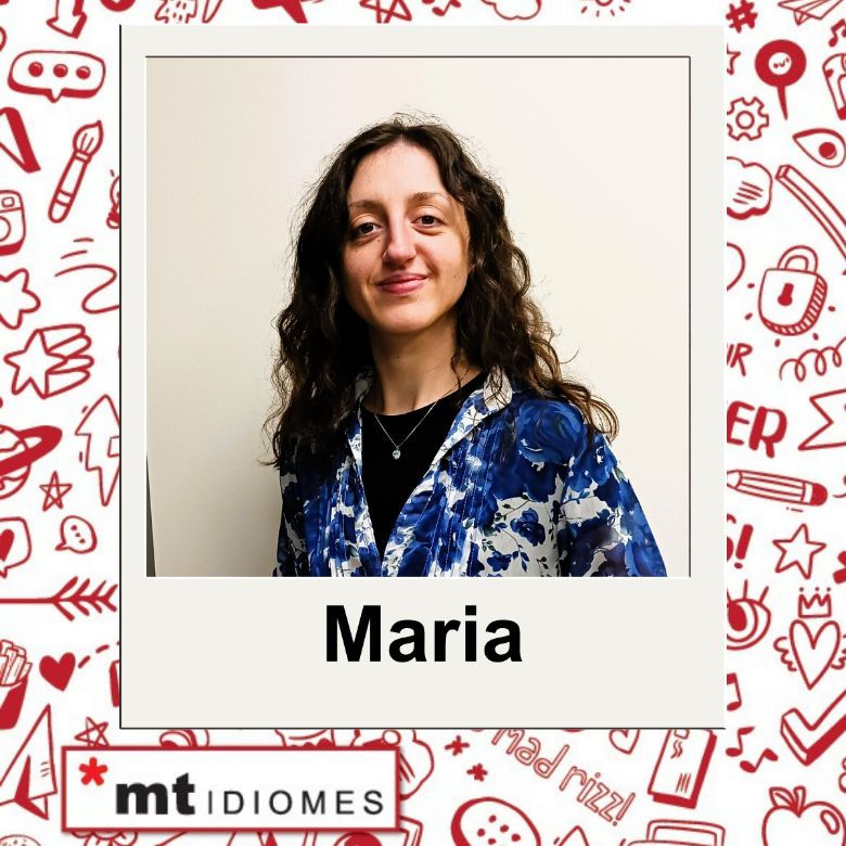 Profesora de MT Idiomes acompañando a los alumnos en su aprendizaje de inglés